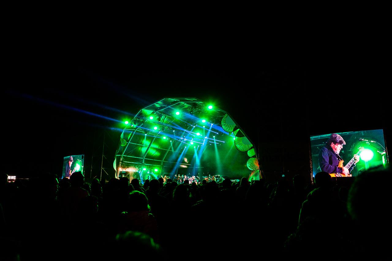 Fotografia noturna do palco orbital alugado para o Festival Mandela Music Tribute.