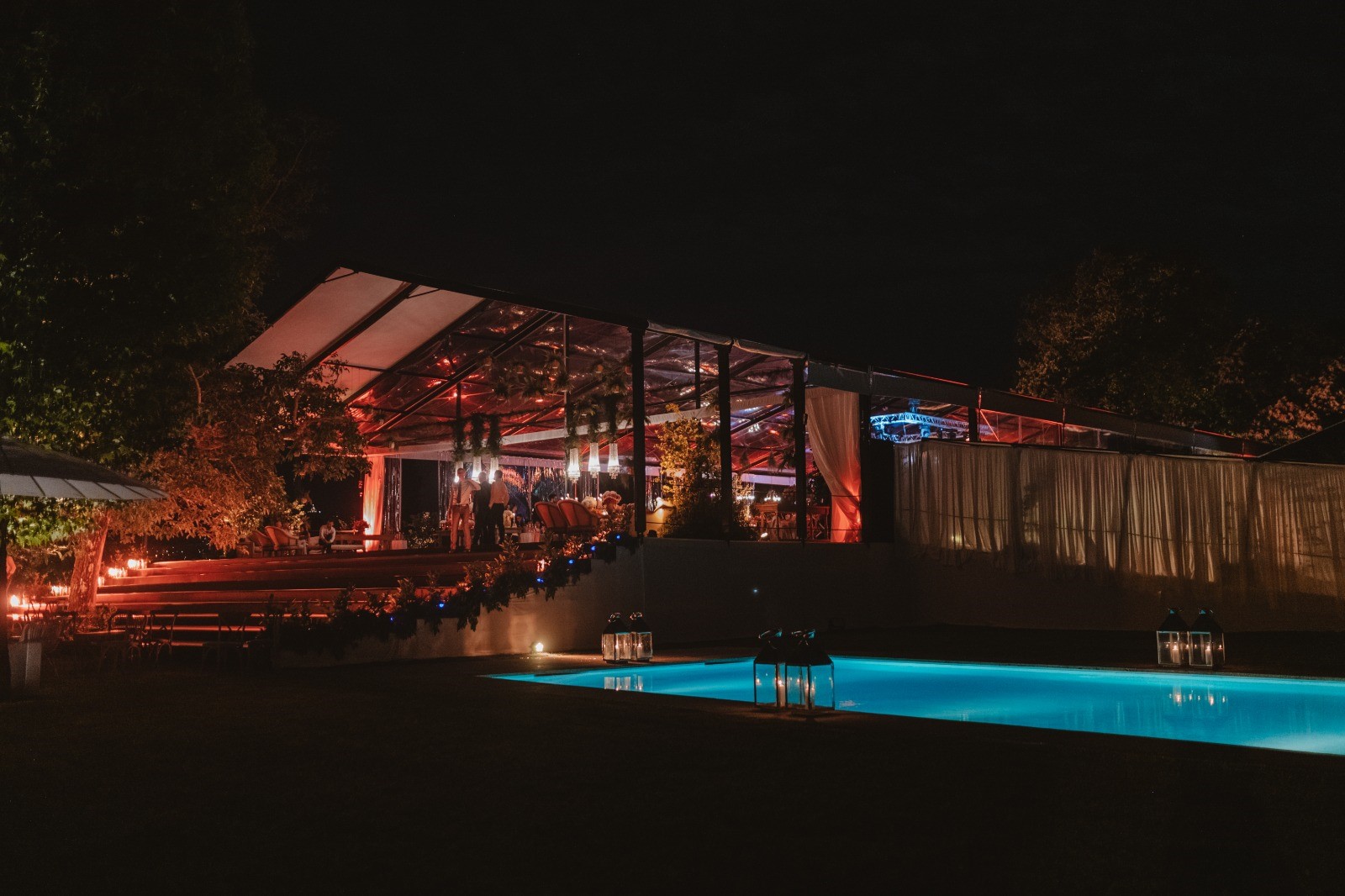 Fotografia noturna de tenda duas águas personalizada para cerimónia de casamento ao ar livre, em Braga.