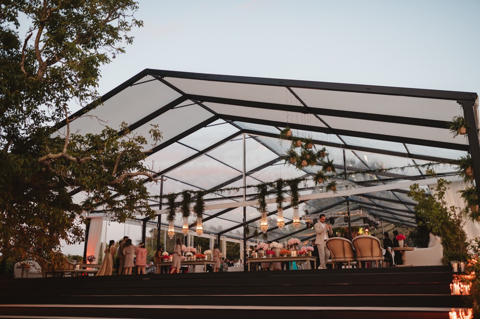 Foto de tenda duas águas personalizada para cerimónia de casamento ao ar livre, em Braga.