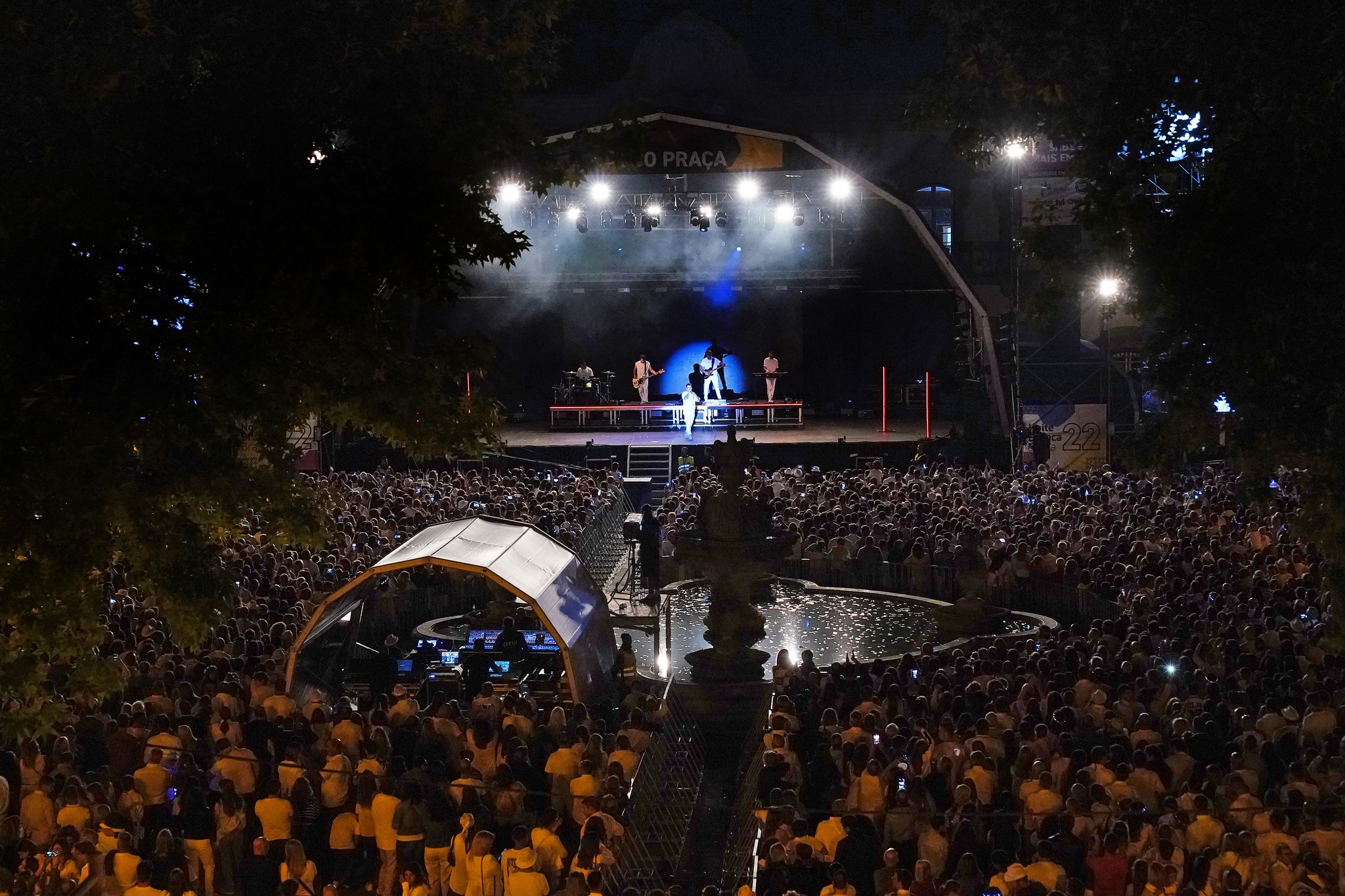 Aluguer de tendas e palcos para eventos. Palco Noite Branca 2022