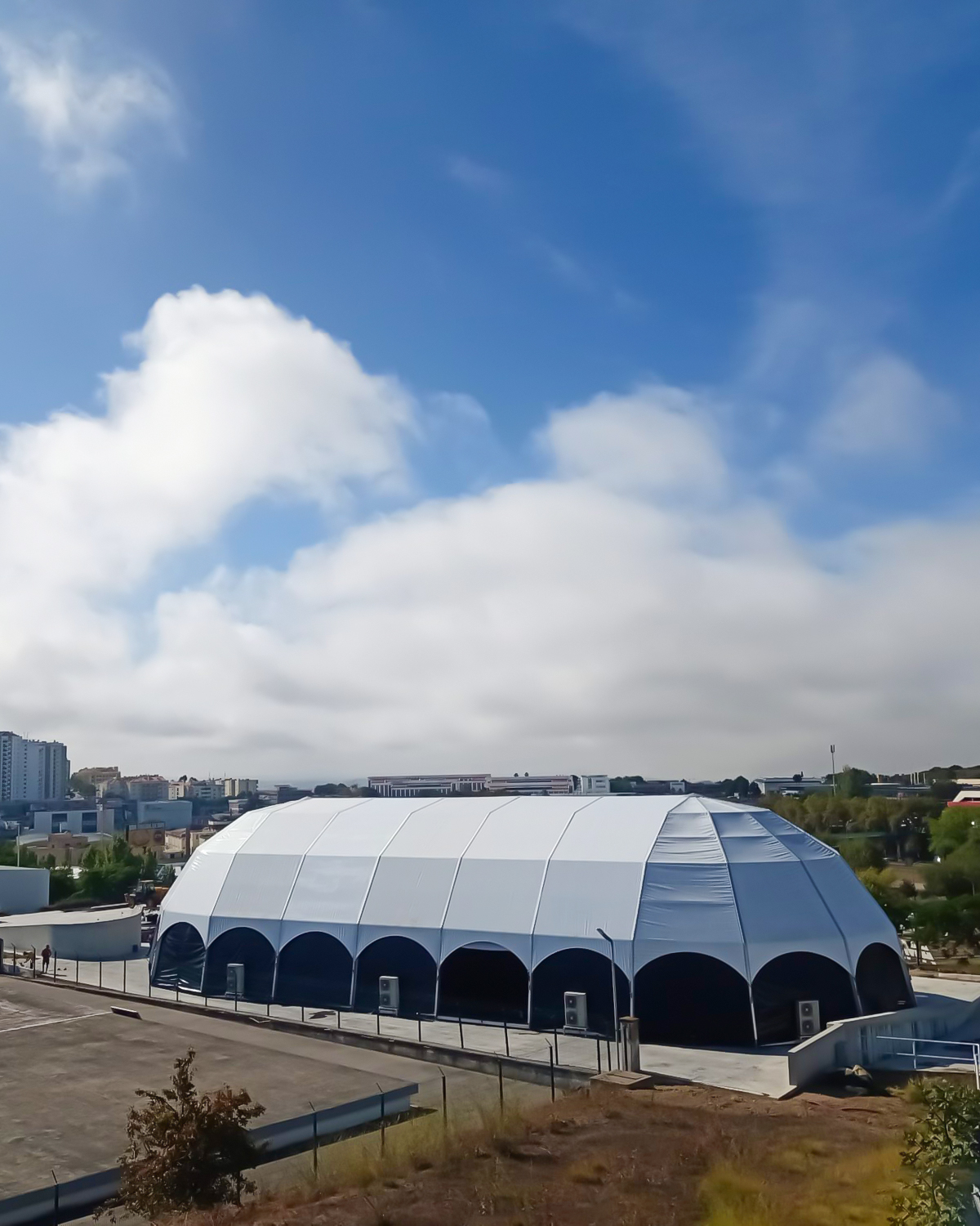 Installing a polygonal igloo tent for Amadora BD event