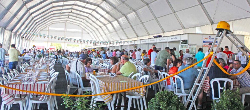 Interior de Tenda Igloo Poligonal com 2400 m2 e stands interiores para feira de São Bernardo de Alcobaça.