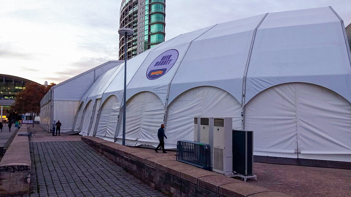 Fotografia das tendas montadas para a Comic Con Portugal, em Lisboa