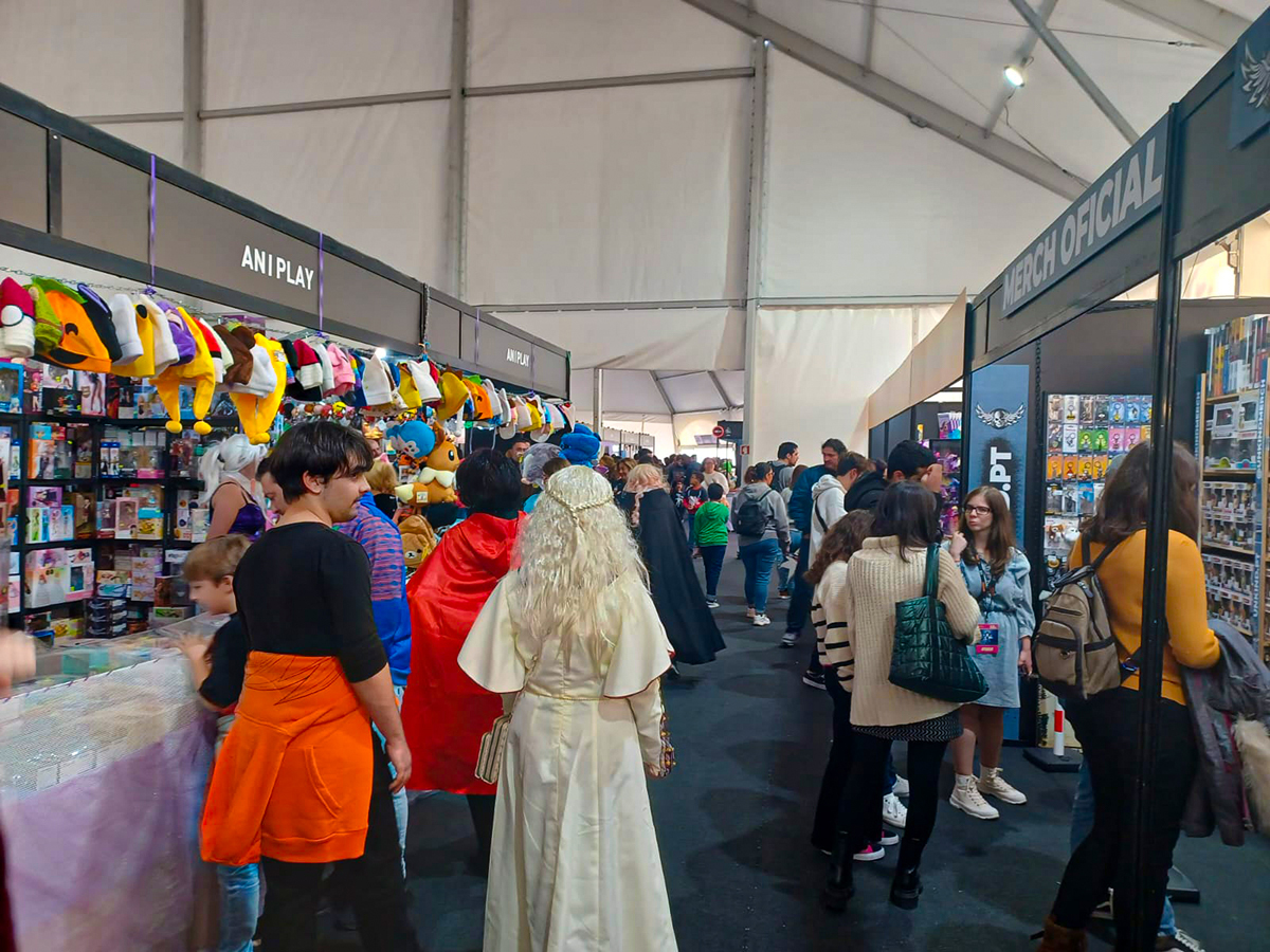 Interior tenda e stands Comic Con Portugal