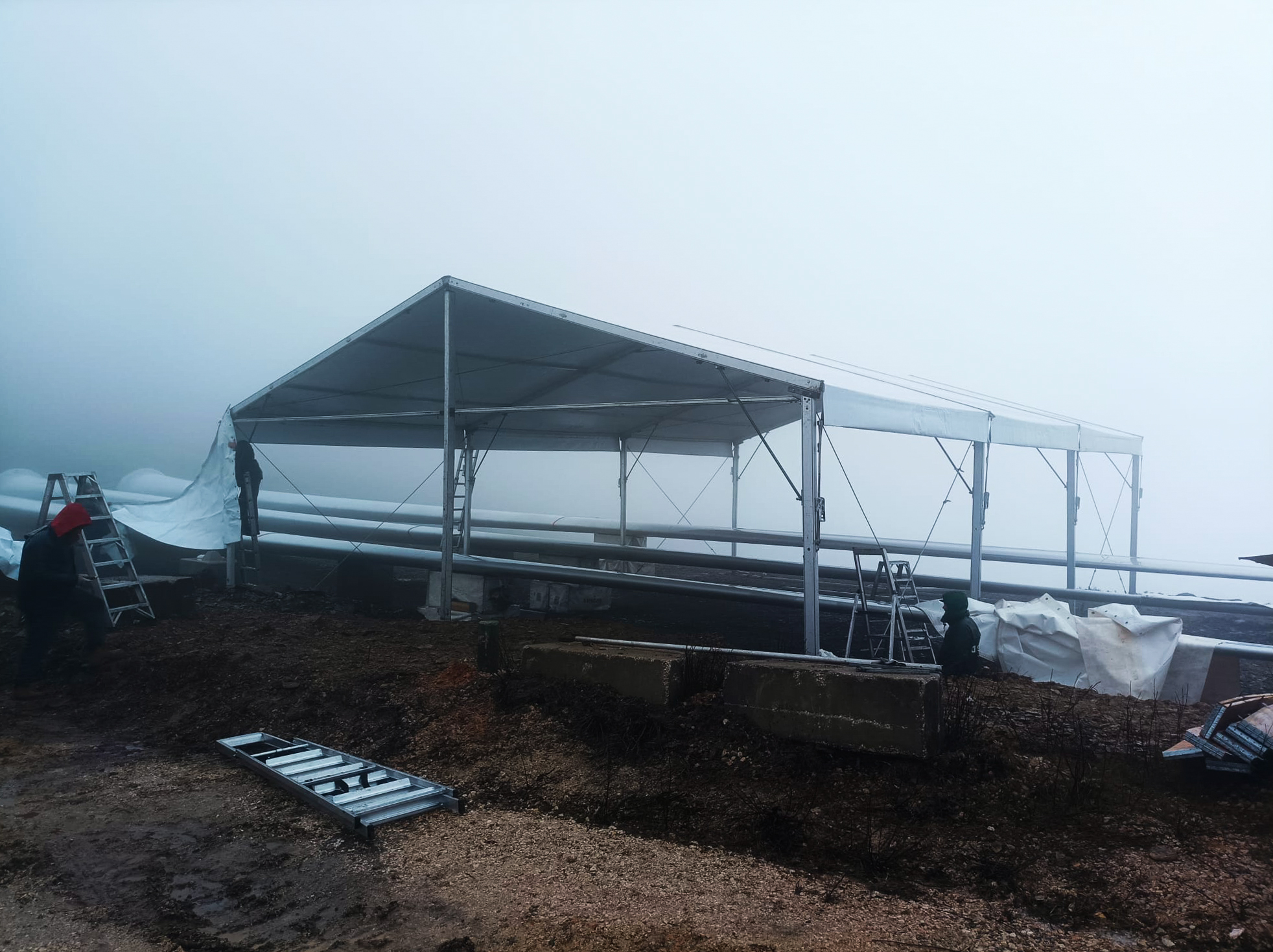 Montagem de tenda duas águas opaca para manutenção de pás eólicas da empresa Vestas, em Pampilhosa da Serra.
