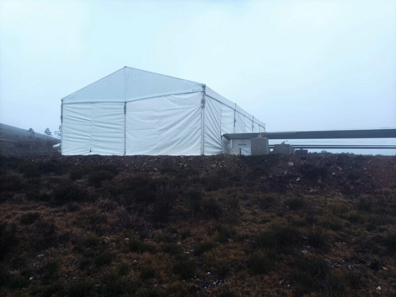 Montagem de tenda duas águas opaca para manutenção de pás eólicas da empresa Vestas, em Pampilhosa da Serra.