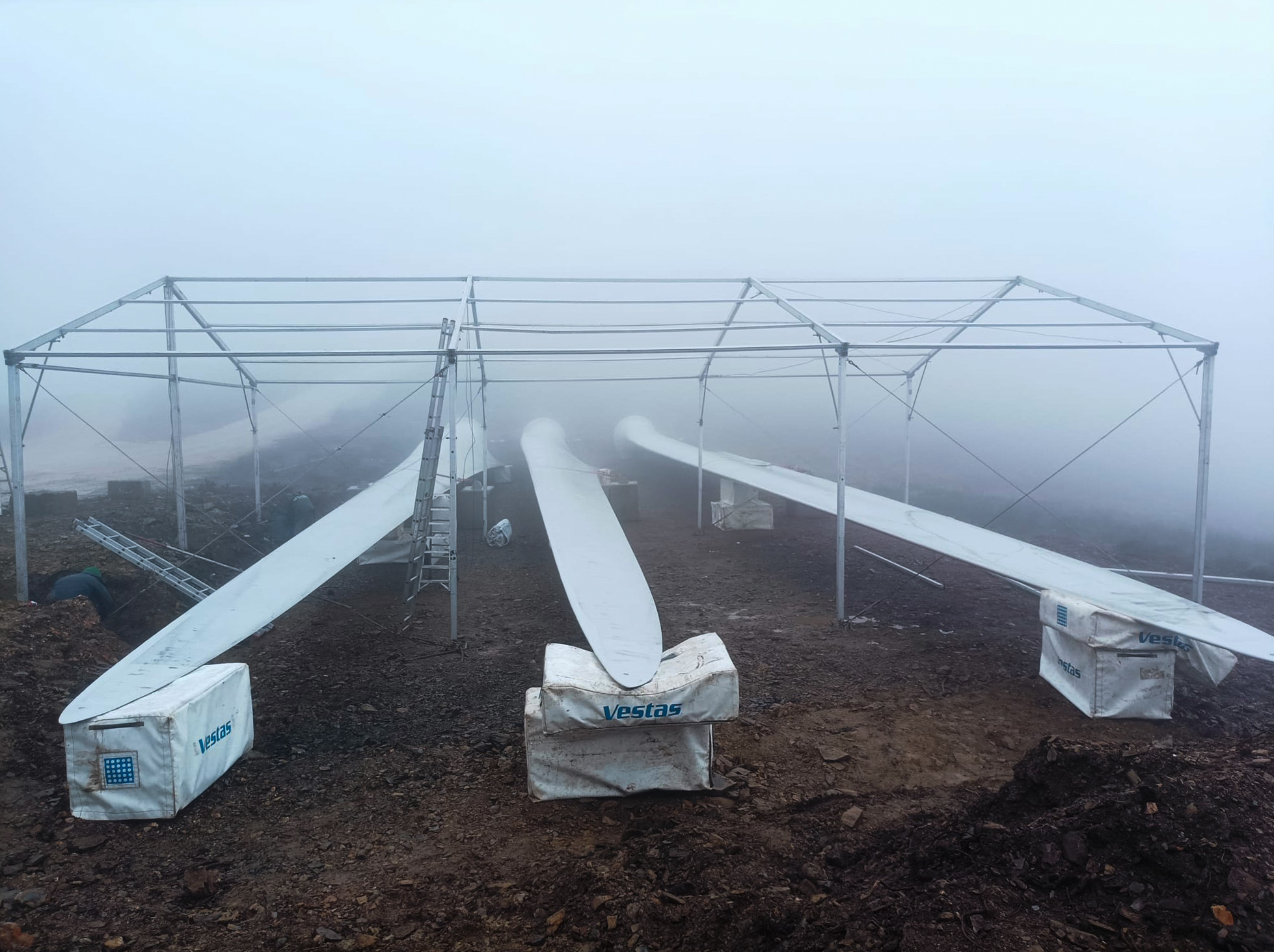 Montagem de tenda duas águas opaca para manutenção de pás eólicas da empresa Vestas, em Pampilhosa da Serra.