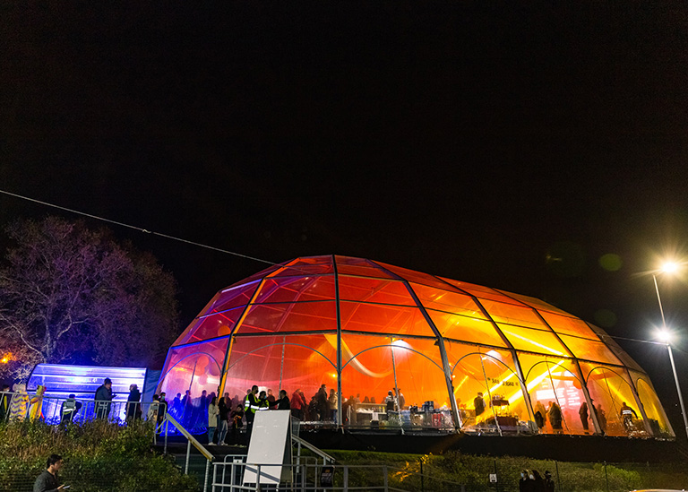 Fotografia noturna de tenda igloo orbital transparente para evento de Carnaval 2022 que decorreu em Vila Nova de Cerveira.