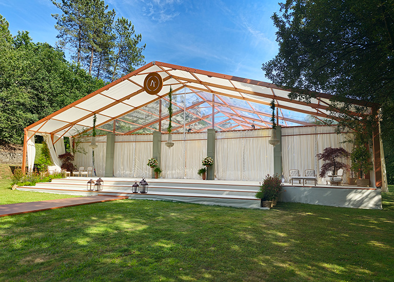 Fotografia de Tenda Duas Águas transparente para casamento em Braga.