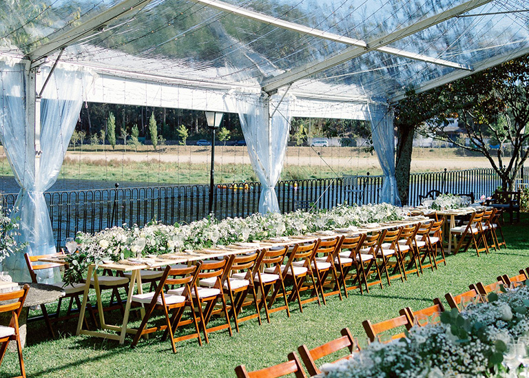 Fotografia de Tenda Duas Águas transparente para casamento.