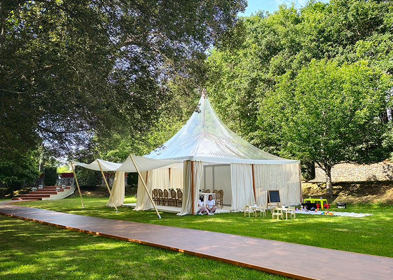 Fotografia de Tenda Cónica transparente que serviu para área dedicada às crianças em casamento que decorreu em Braga.