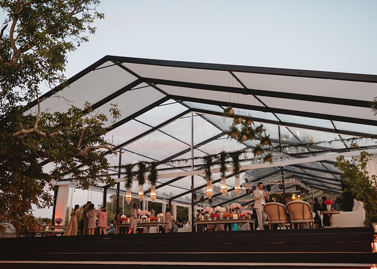 Fotografia de Tenda Duas Águas transparente para casamento em Braga.