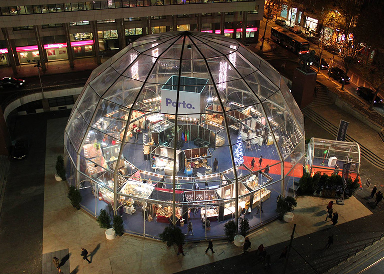 Fotografia noturna de tenda igloo orbital transparente alugada para evento Artesanatus no Porto.