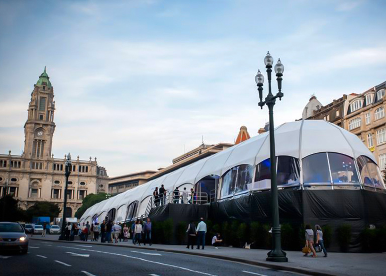 Photography of the Igloo Orbital Tent in the center of Porto for a Hackathon event promoted by the company Farfetch.