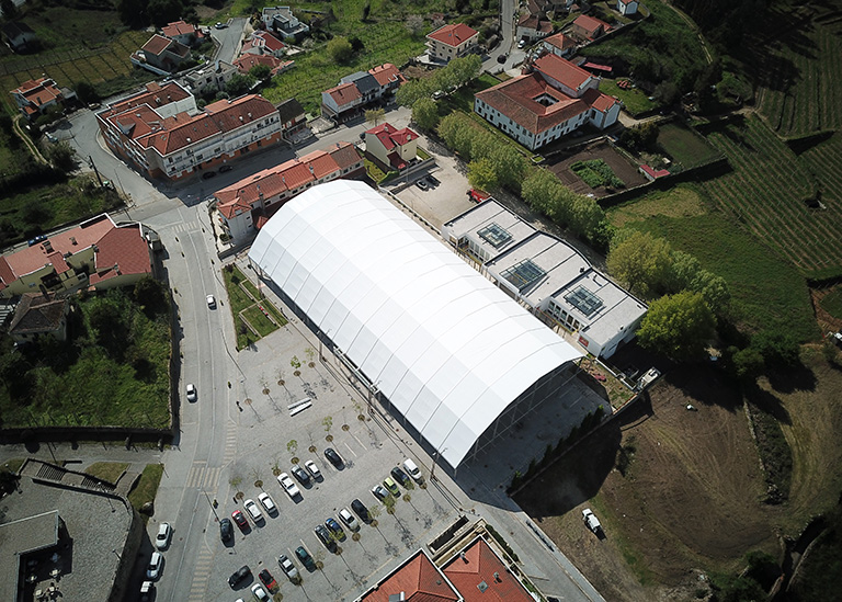 Photograph of a polygonal igloo tent rented for an event in Melgaço.