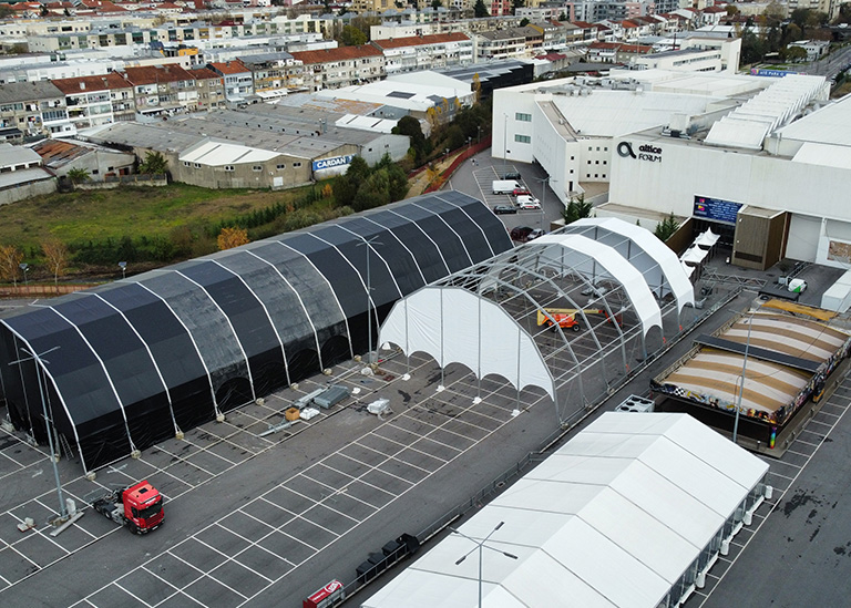 Fotografía del montaje de carpas iglú poligonales para el Festival Authentica 2022 en Braga.