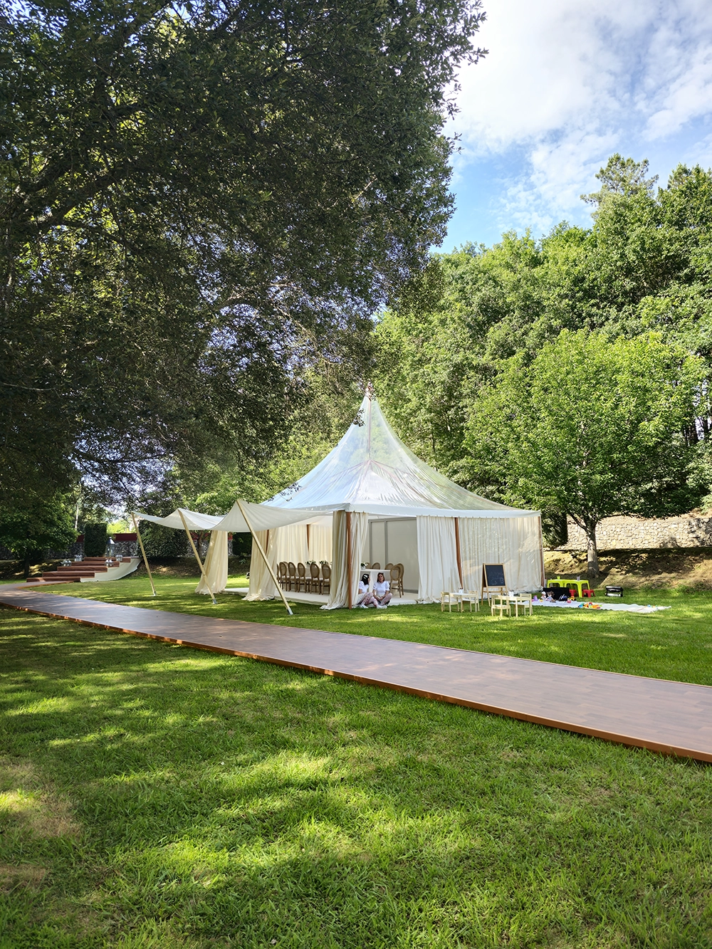 Fotografia de tenda cónica para espaço das crianças em casamento na Herdade do Porisso, em Braga.