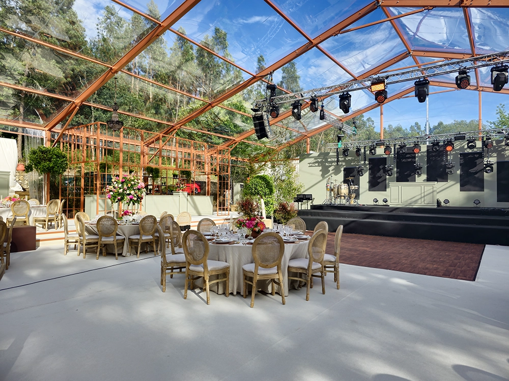 Fotografia interior de Tenda Duas Águas e da decoração de um casamento na Herdade do Porisso, em Braga.