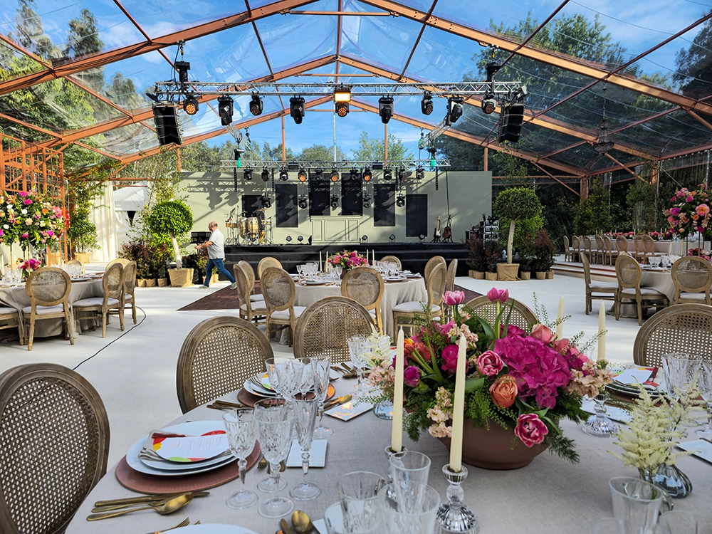 Fotografia interior de Tenda Duas Águas e da decoração de um casamento na Herdade do Porisso, em Braga.