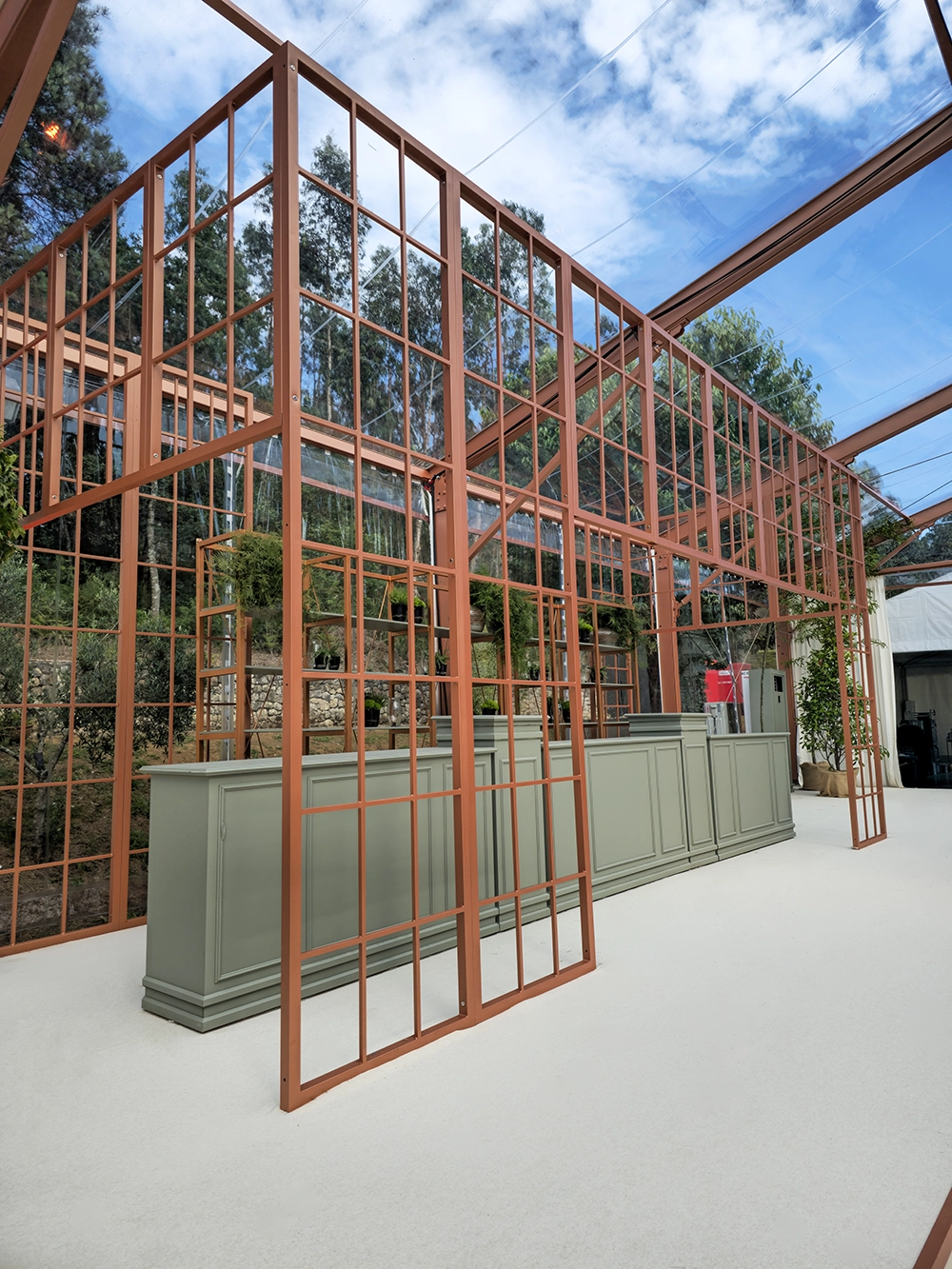 Fotografia de estrutura para bar em tenda Duas Águas para casamento na Herdade do Porisso, em Braga.