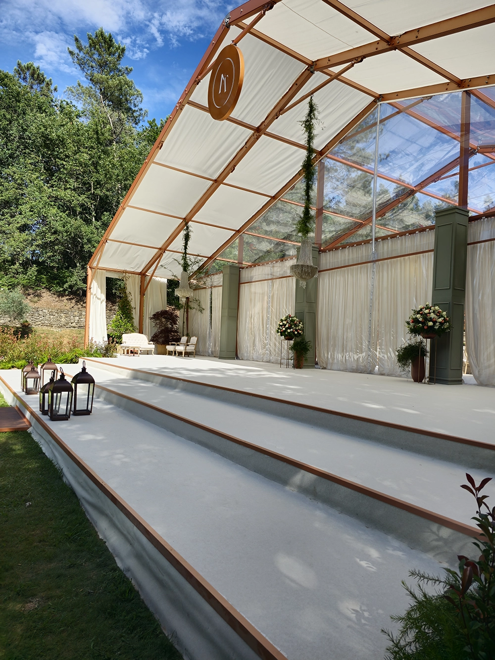 Fotografia entrada de Tenda Duas Águas para casamento na Herdade do Porisso, em Braga.