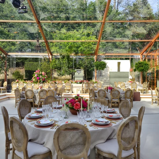 Fotografía interior de una Carpa de Dos Aguas y la decoración de una boda en la Herdade do Porisso, en Braga.