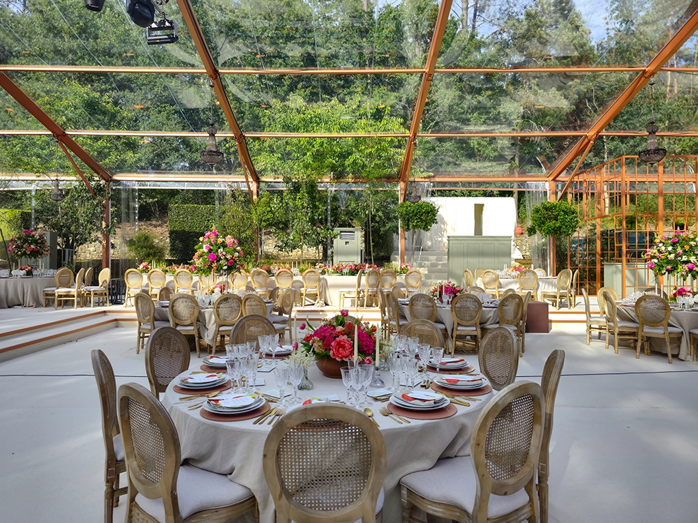 Fotografia interior de Tenda Duas Águas e da decoração de um casamento na Herdade do Porisso, em Braga.