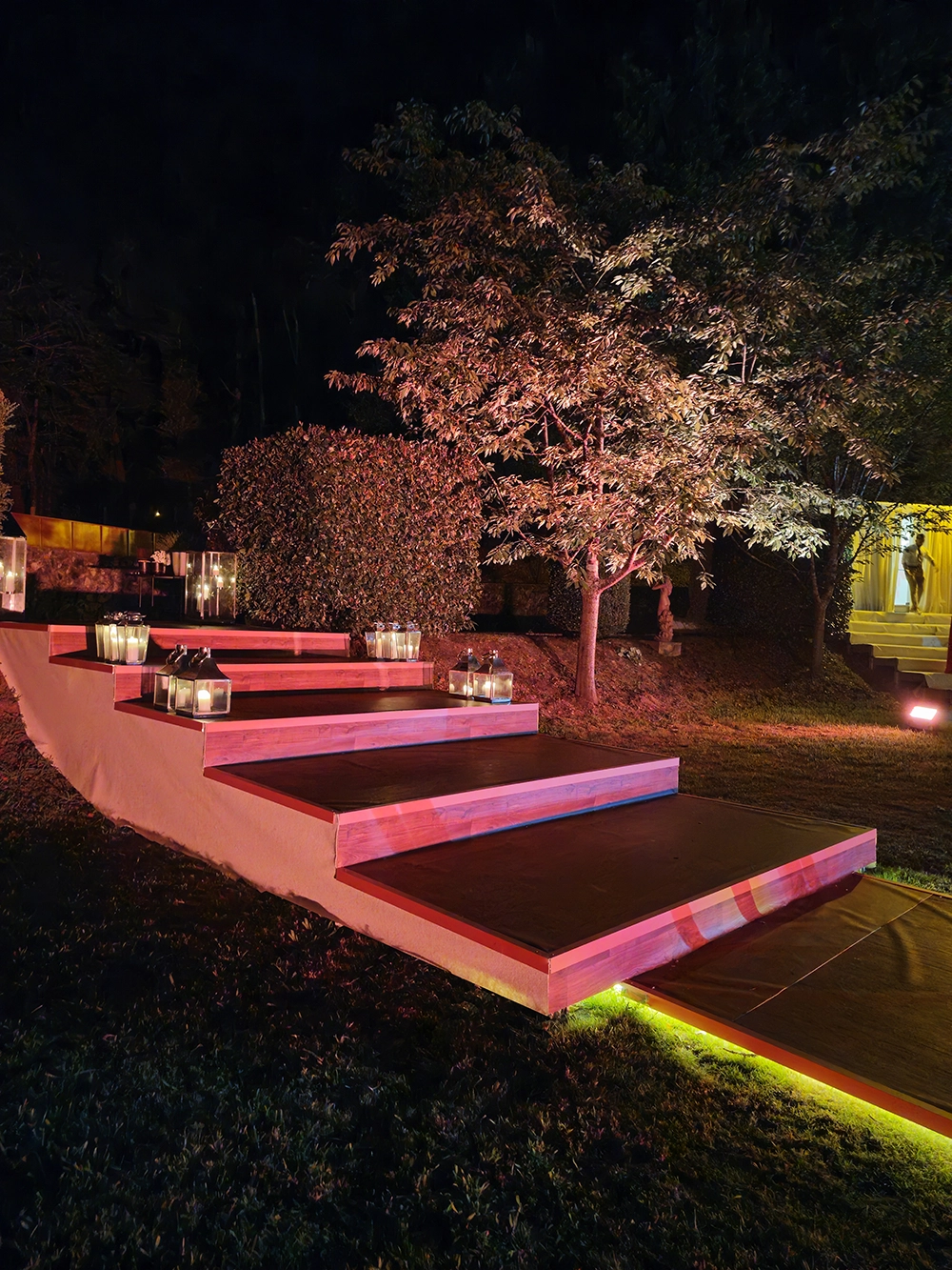 Fotografia de escadas de acesso Tenda Duas Águas para um casamento na Herdade do Porisso, em Braga.