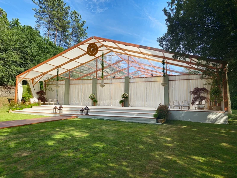 Fotografia diurna de entrada de Tenda Duas Águas para casamento na Herdade do Porisso, em Braga.