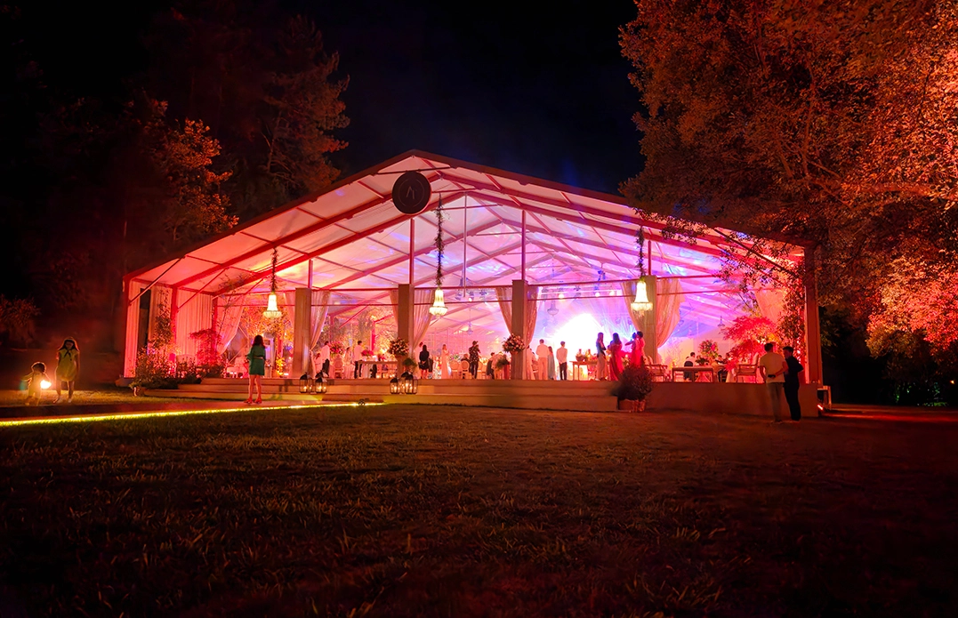 Fotografia noturna de entrada de Tenda Duas Águas para casamento na Herdade do Porisso, em Braga.