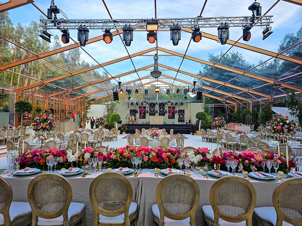 Fotografia interior de Tenda Duas Águas e da decoração de um casamento na Herdade do Porisso, em Braga.