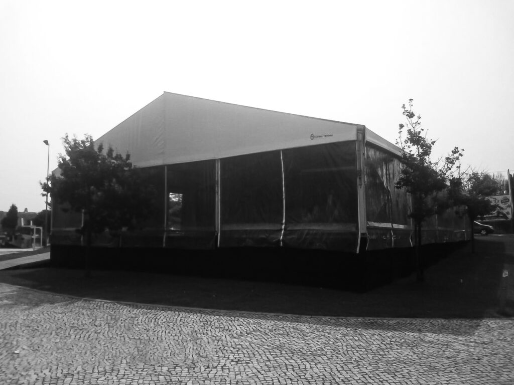 Photograph of a multistandard tent with white tops and transparent sides for the Agitágueda 2023 event.