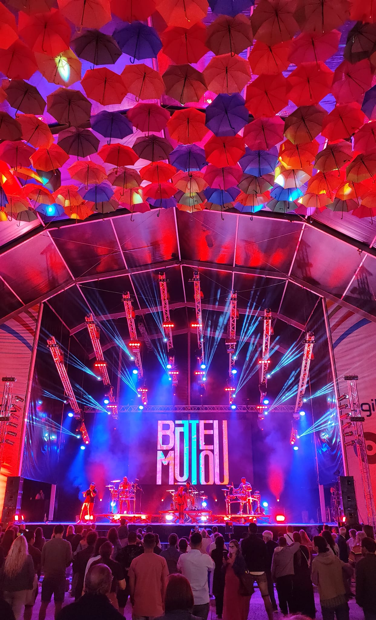 Photograph of orbital igloo tent with alternating white and transparent tops and main stage for the Agitágueda 2023 event.