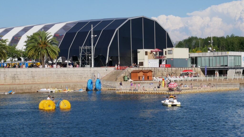 Fotografía de carpa iglú orbital con tapas blancas y transparentes alternadas y escenario principal para el evento Agitágueda 2023.