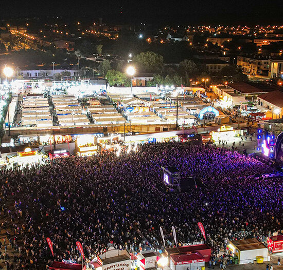 Fotografía nocturna de las estructuras alquiladas para el evento Expofacic 2023 realizado en Cantanhede.