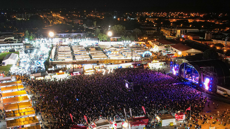 Night photography of the structures rented for the Expofacic 2023 event held in Cantanhede.