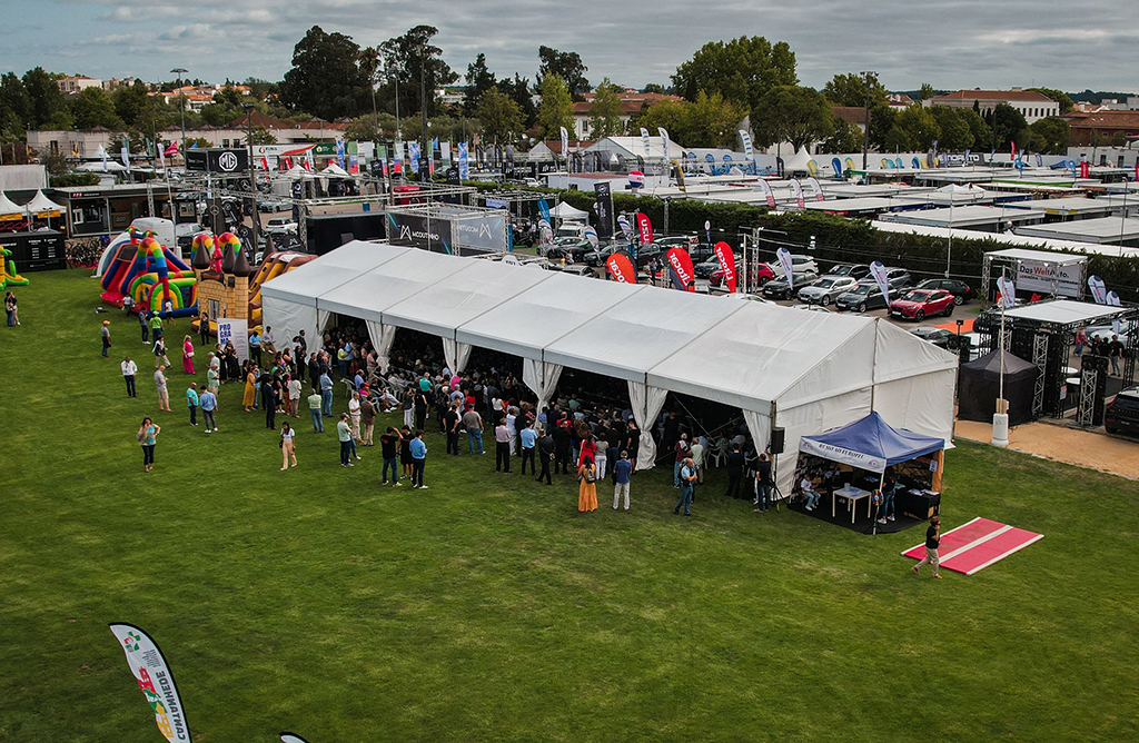 Fotografía diurna de las estructuras alquiladas para el evento Expofacic 2023 que tuvo lugar en Cantanhede.